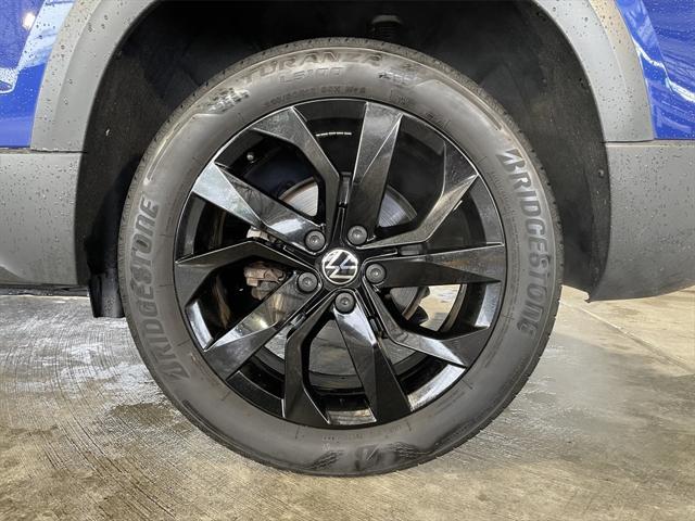 Photo of 2022 Dusk Blue Metallic Volkswagen Taos