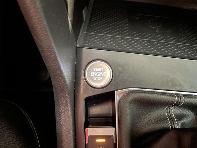 Photo of 2022 Dusk Blue Metallic Volkswagen Taos