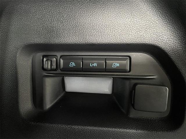 Photo of 2022 Agate Black Metallic Ford Explorer