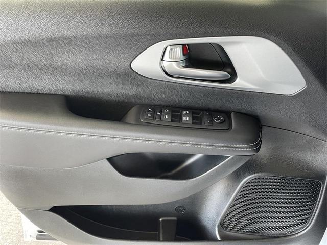 Photo of 2024 Bright White Clearcoat Chrysler Pacifica