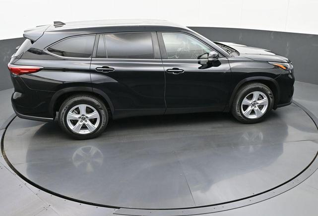 Photo of 2023 Midnight Black Metallic Toyota Highlander