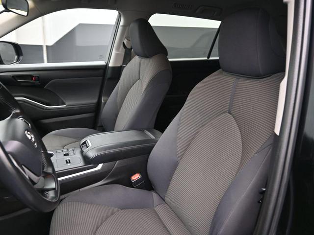 Photo of 2023 Midnight Black Metallic Toyota Highlander