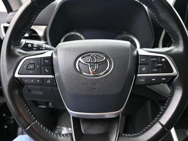 Photo of 2023 Midnight Black Metallic Toyota Highlander