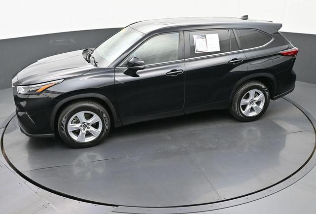 Photo of 2023 Midnight Black Metallic Toyota Highlander