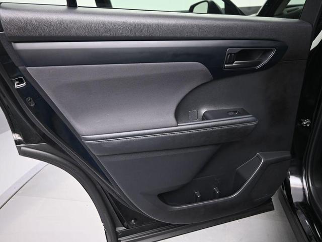 Photo of 2023 Midnight Black Metallic Toyota Highlander
