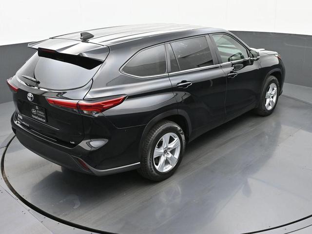 Photo of 2023 Midnight Black Metallic Toyota Highlander