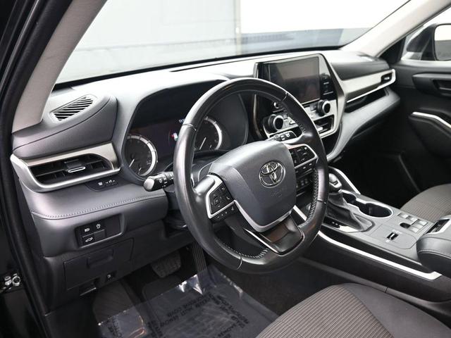 Photo of 2023 Midnight Black Metallic Toyota Highlander