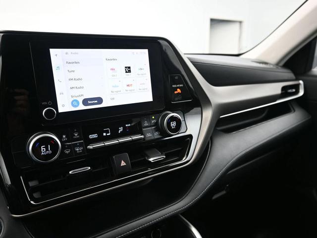 Photo of 2023 Midnight Black Metallic Toyota Highlander