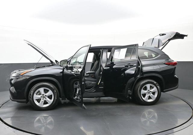 Photo of 2023 Midnight Black Metallic Toyota Highlander