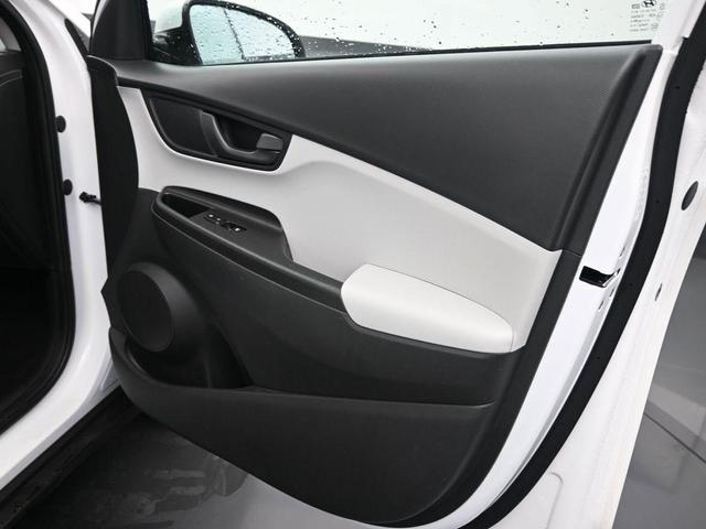 Photo of 2023 Lunar White Hyundai KONA