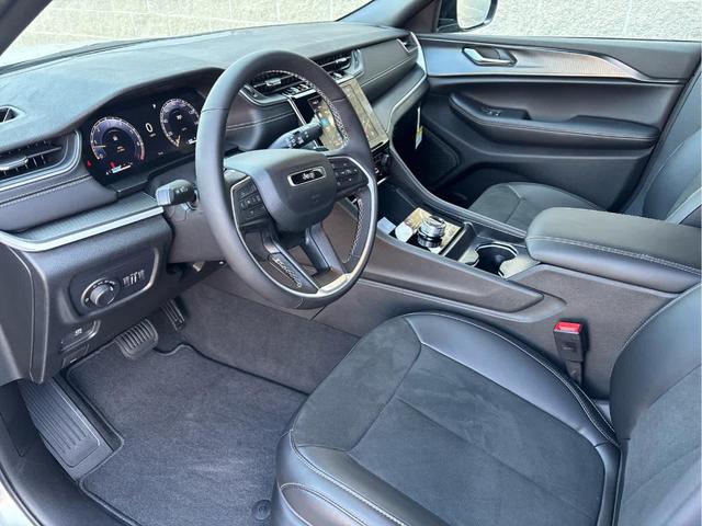 Photo of 2025 Silver Zynith Jeep Grand Cherokee L
