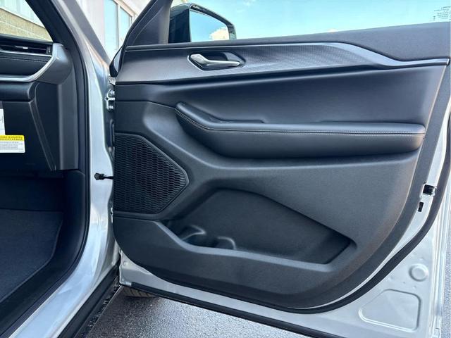 Photo of 2025 Silver Zynith Jeep Grand Cherokee L
