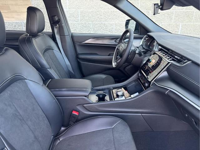 Photo of 2025 Silver Zynith Jeep Grand Cherokee L