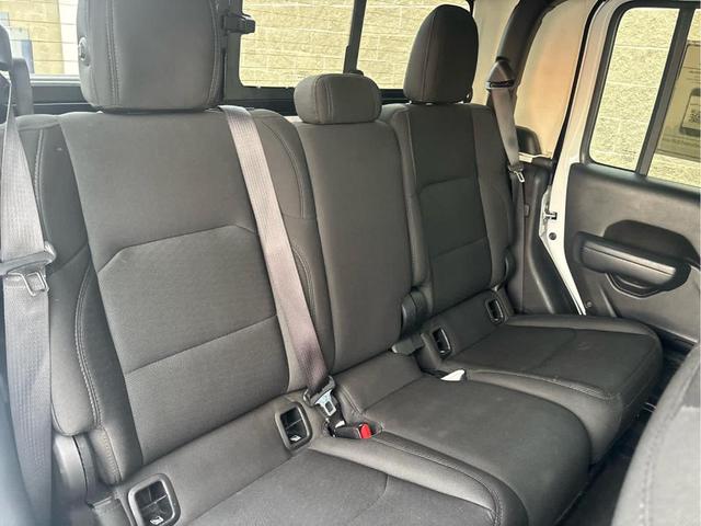 Photo of 2022 Bright White Clearcoat Jeep Gladiator