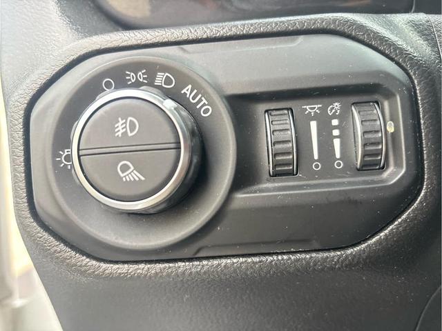 Photo of 2022 Bright White Clearcoat Jeep Gladiator