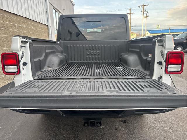 Photo of 2022 Bright White Clearcoat Jeep Gladiator