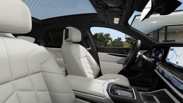 Photo of 2025 Carbon Black Metallic BMW 740