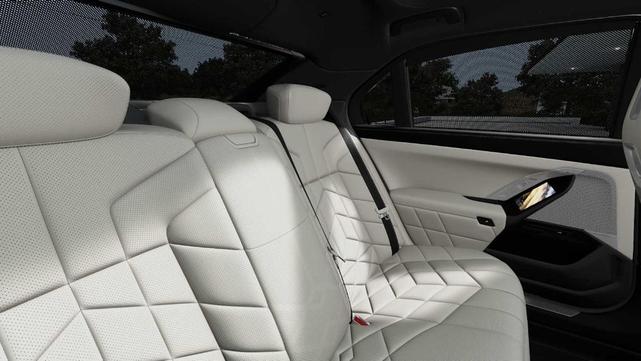 Photo of 2025 Mineral White Metallic BMW 740