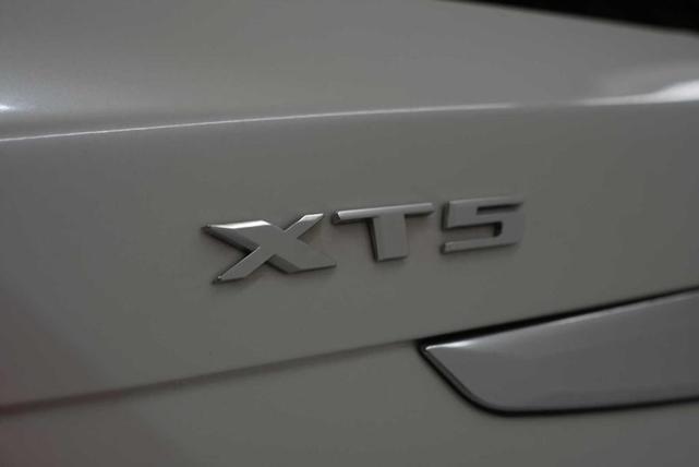 Photo of 2018 Crystal White Tri-Coat Cadillac XT5