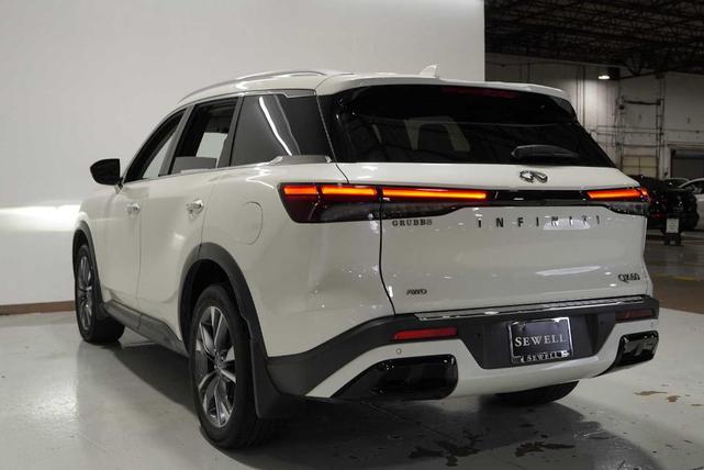 Photo of 2023 Majestic White INFINITI QX60