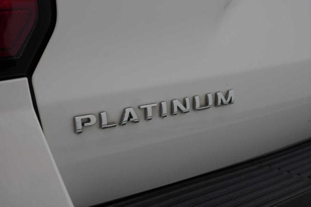 Photo of 2021 Star White Ford Expedition