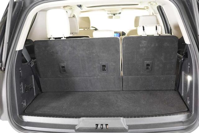 Photo of 2021 Star White Ford Expedition
