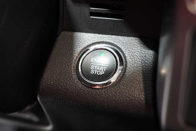 Photo of 2021 Star White Ford Expedition