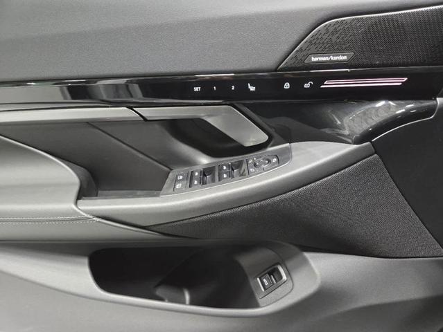 Photo of 2025 Alpine White BMW 530
