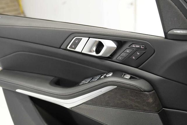 Photo of 2025 Black Sapphire Metallic BMW X7