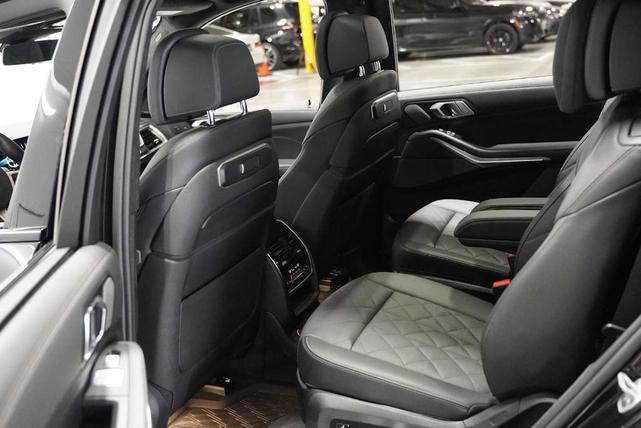 Photo of 2025 Black Sapphire Metallic BMW X7