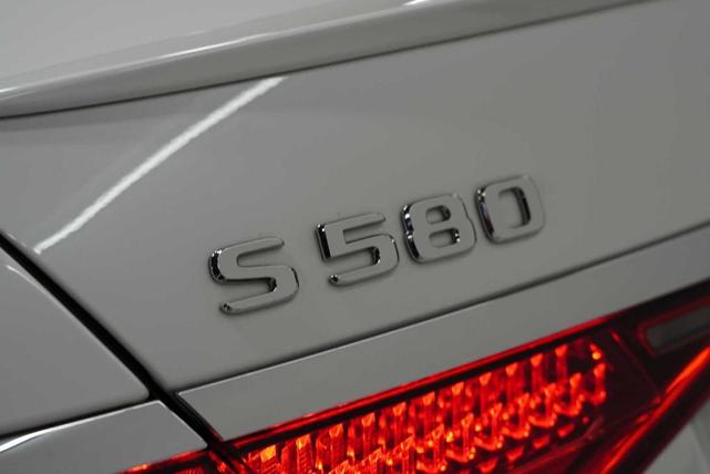 Photo of 2024 MANUFAKTUR Moonlight White Metallic Mercedes-Benz S-Class