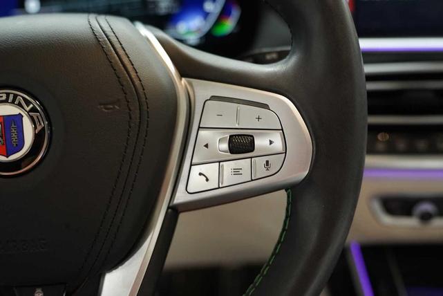 Photo of 2021 Mineral White Metallic BMW X7