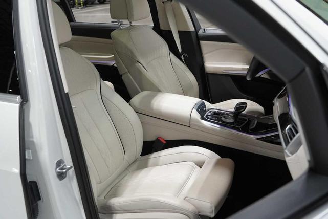 Photo of 2021 Mineral White Metallic BMW X7