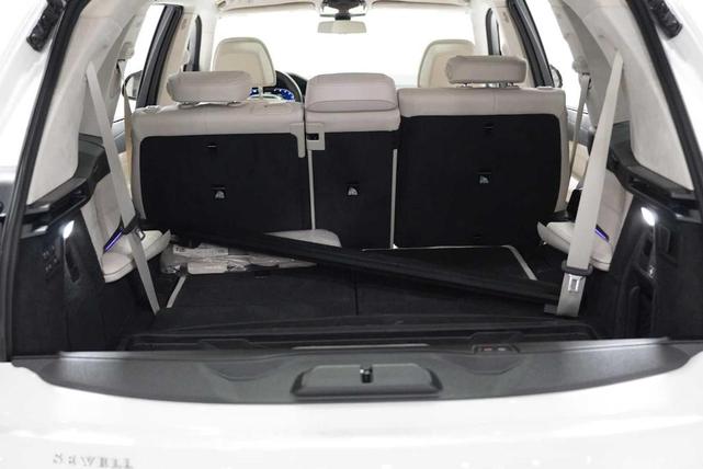 Photo of 2021 Mineral White Metallic BMW X7