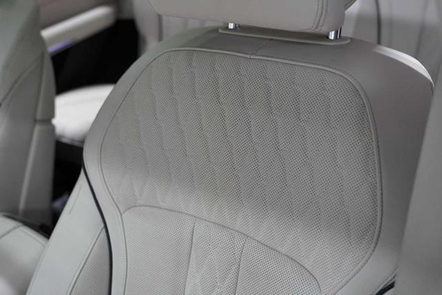 Photo of 2021 Mineral White Metallic BMW X7