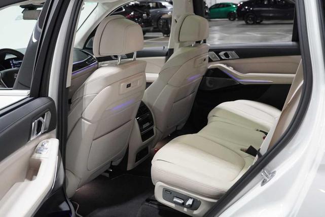Photo of 2021 Mineral White Metallic BMW X7