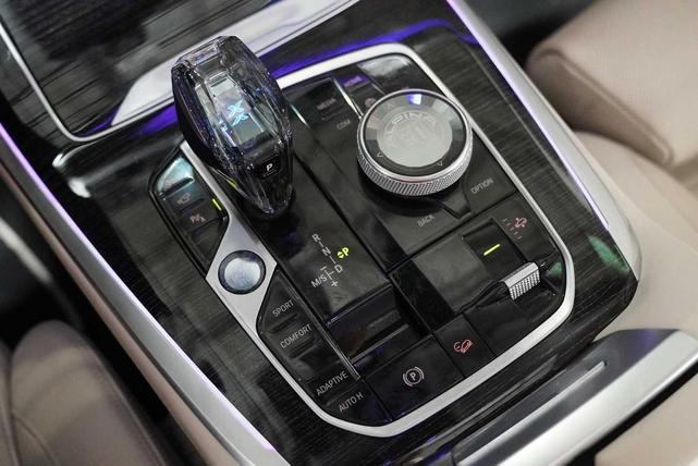 Photo of 2021 Mineral White Metallic BMW X7