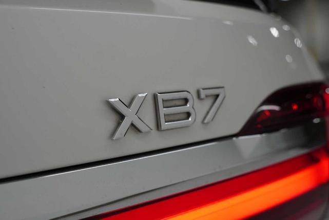 Photo of 2021 Mineral White Metallic BMW X7