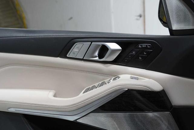 Photo of 2021 Mineral White Metallic BMW X7