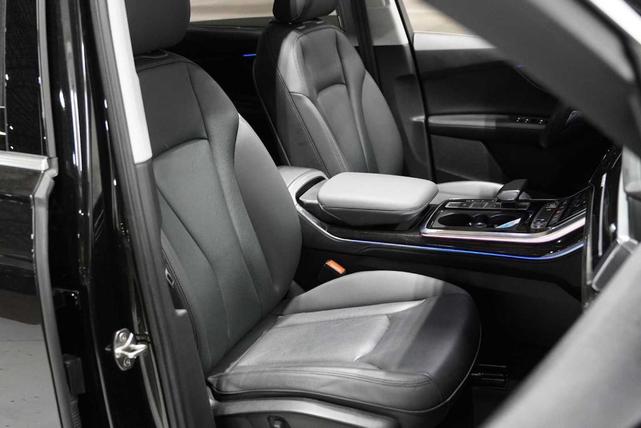 Photo of 2023 Mythos Black Metallic Audi Q7