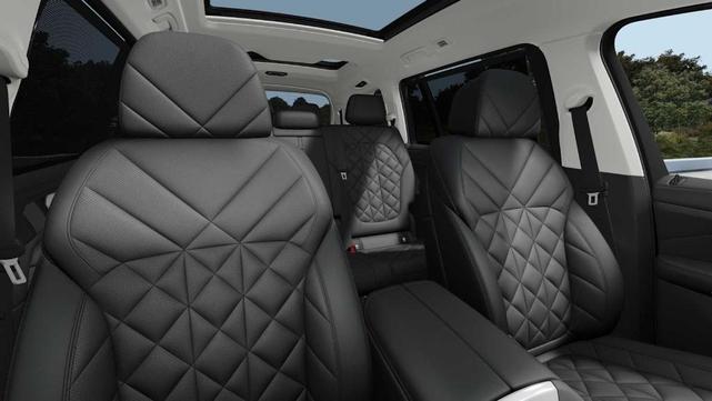 Photo of 2026 Alpine White BMW X7