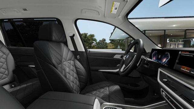 Photo of 2026 Alpine White BMW X7