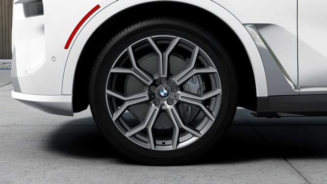 Photo of 2026 Alpine White BMW X7