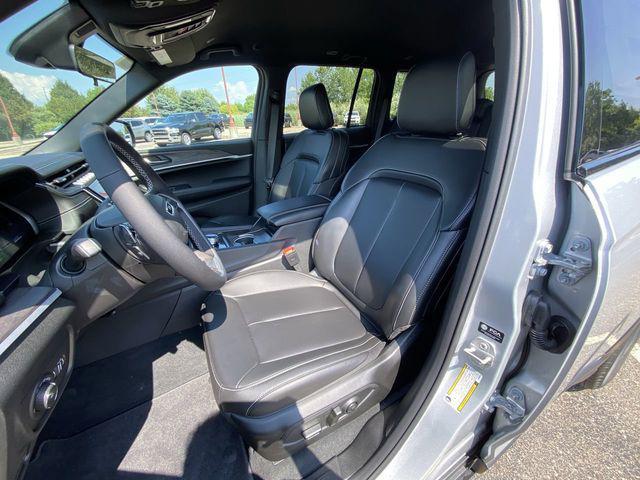 Photo of 2025 Silver Zynith Jeep Grand Cherokee