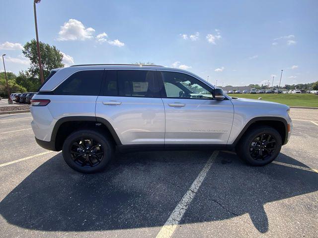 Photo of 2025 Silver Zynith Jeep Grand Cherokee