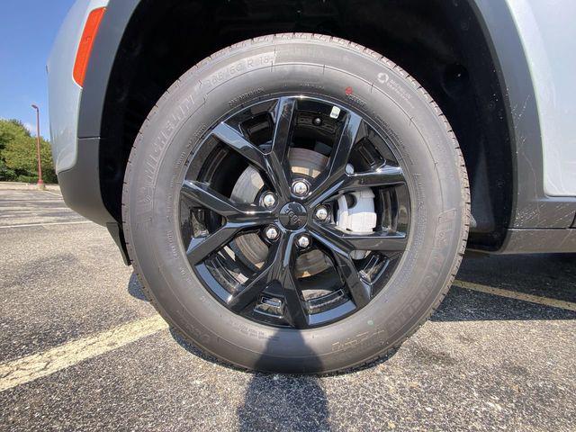 Photo of 2025 Silver Zynith Jeep Grand Cherokee