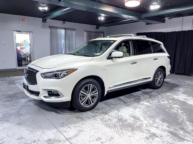 Photo of 2017 White INFINITI QX60