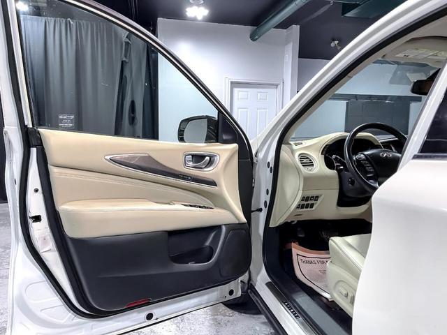 Photo of 2017 White INFINITI QX60