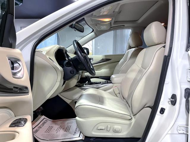 Photo of 2017 White INFINITI QX60