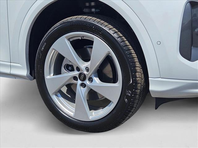 Photo of 2025 Glacier White Metallic Audi Q5